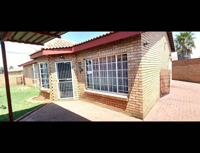 3 BEDROOM TOWNHOUSE FOR SALE IN REYNO RIDGE